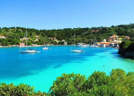 درفصل تابستان معمولا توجه گردشگران  به یونان معطوف می گردد.  زیرا محبوب ترین مقصد دریایی در اروپا محسوب می شود.یونان دارای 5000 جزیره می باشد.